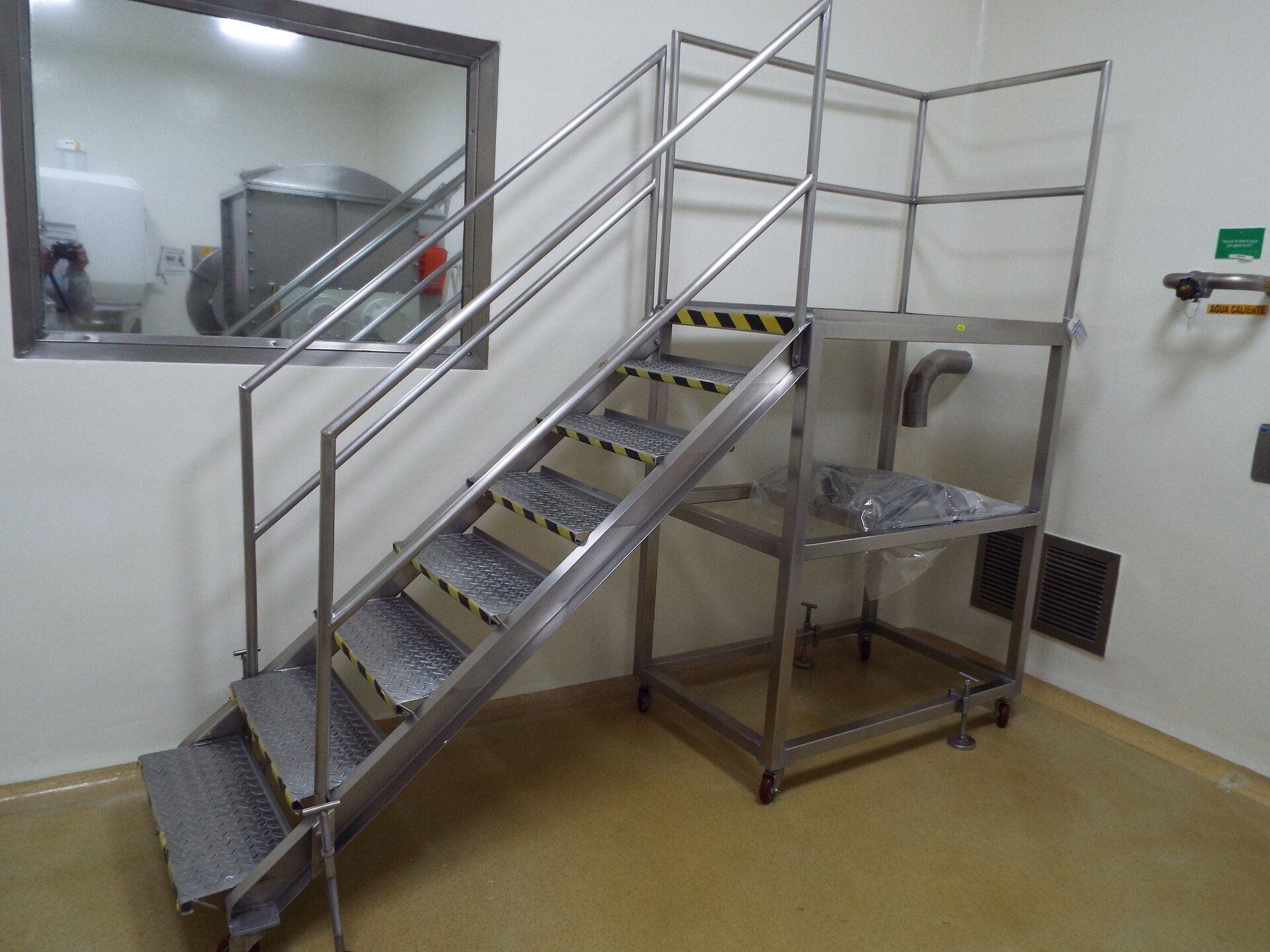 Stainless steel 8 step ladder with platform, guard rails, on casters - Image 2 of 2