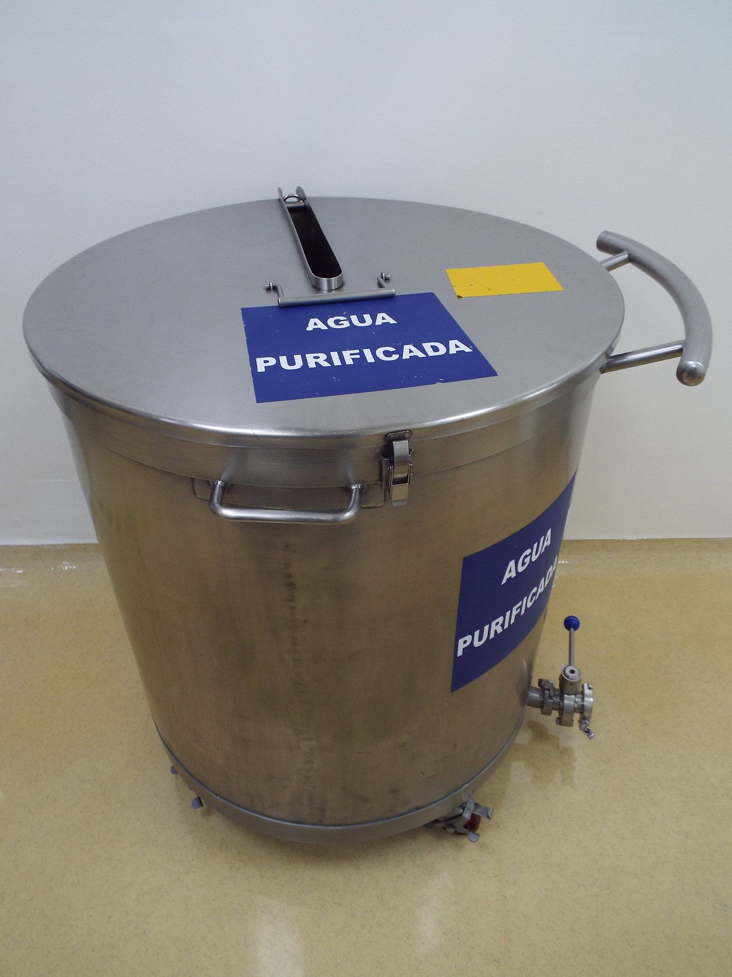 300 liter stainless steel portable tank with lid on casters