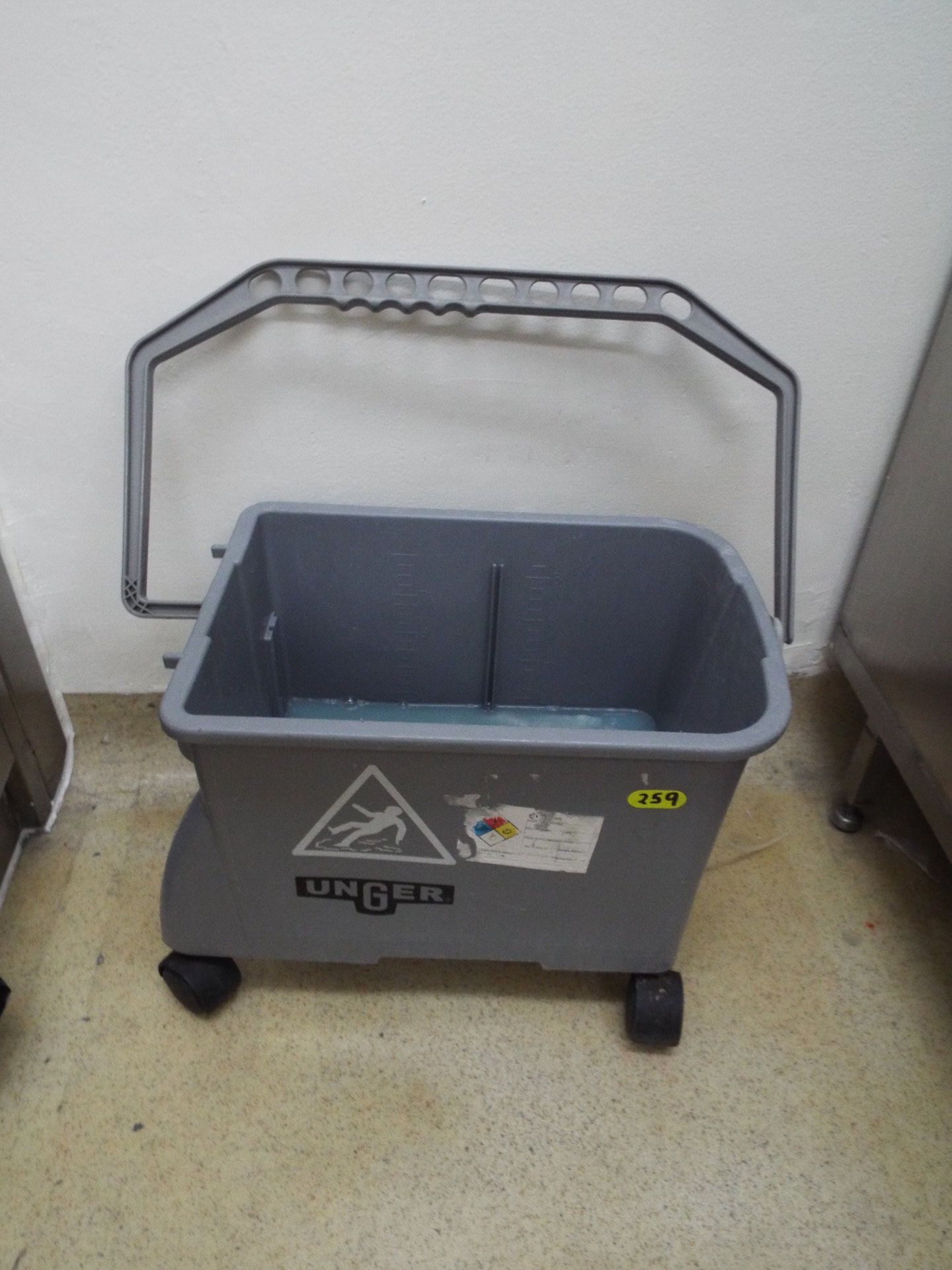 (5) Unger plastic carts for cleaning