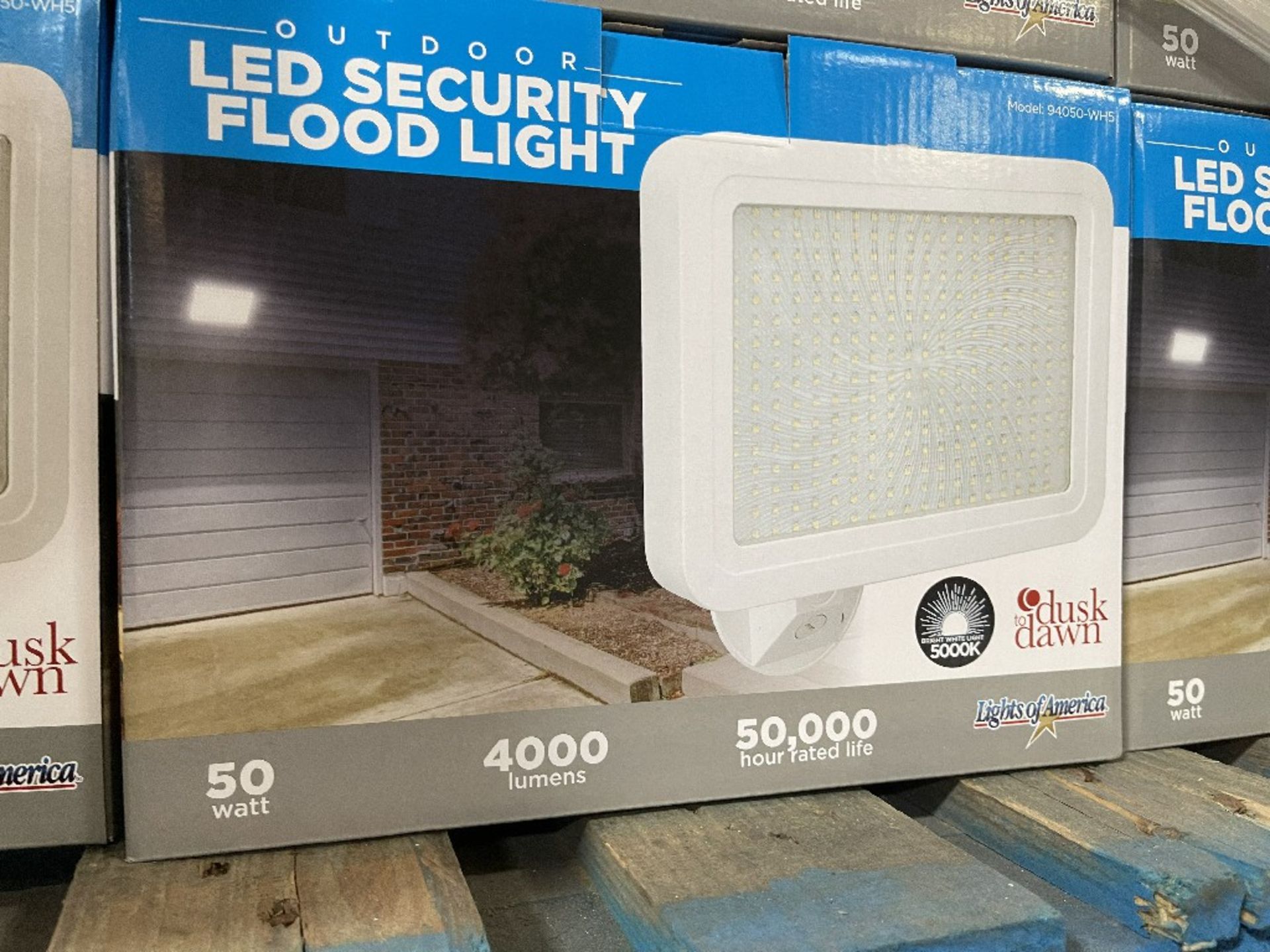 OUTDOOR LED SECURITY FLOOD LIGHTS - 1 PALLET - Image 2 of 2