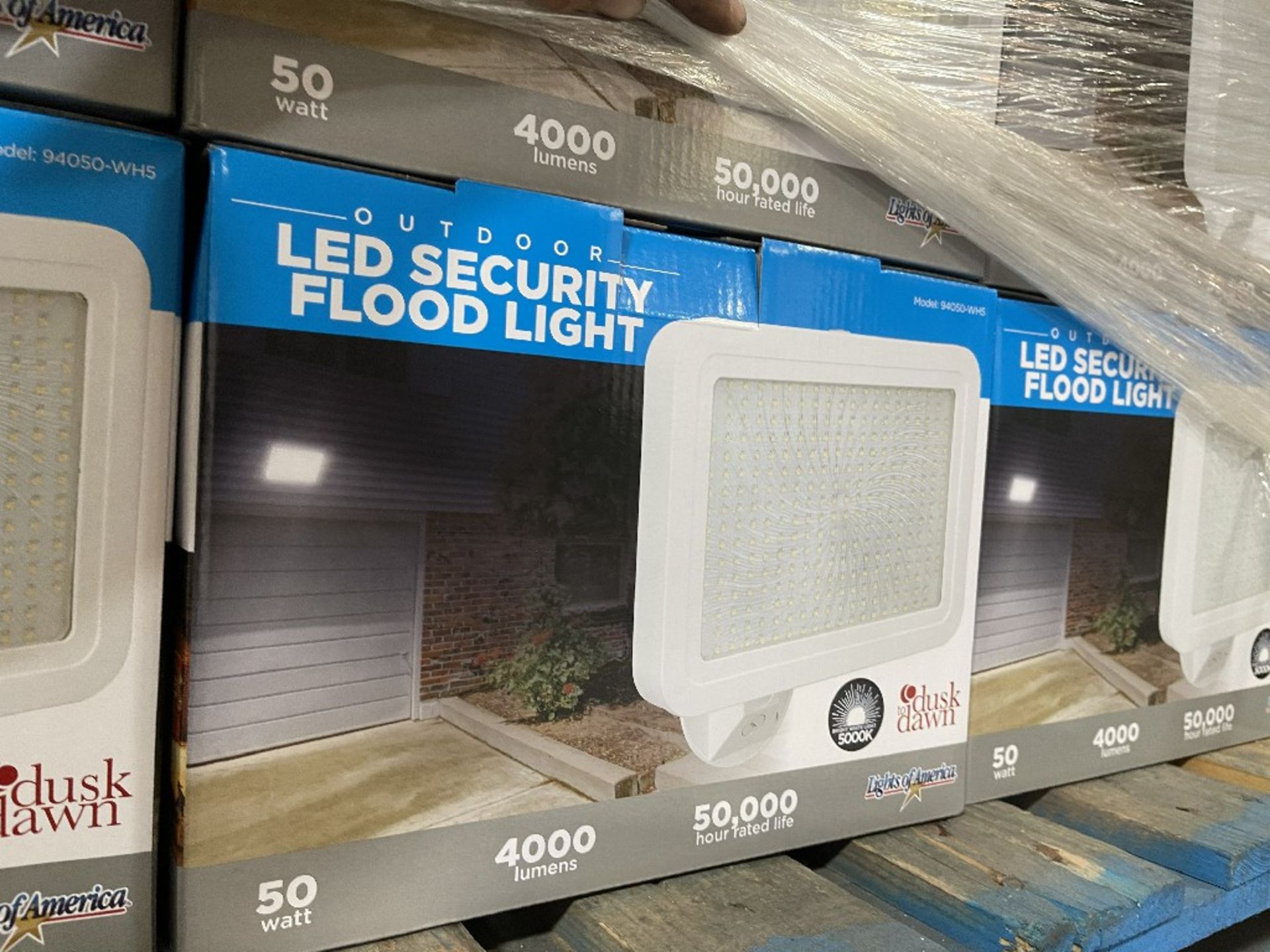 OUTDOOR LED SECURITY FLOOD LIGHTS - 1 PALLET - Image 2 of 2