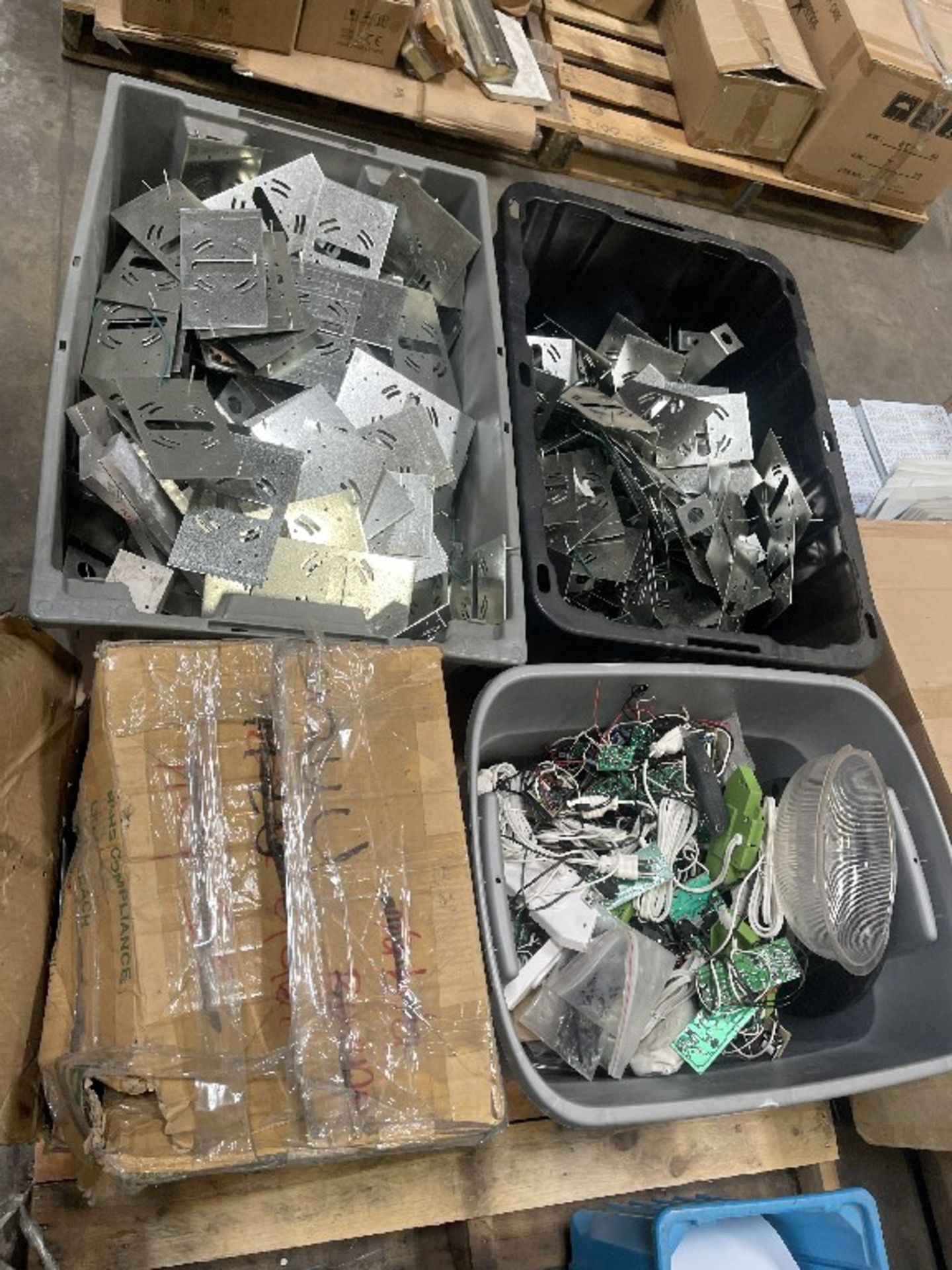 HARDWARE, WIRE & COMPONENTS 3 PALLETS + 1 X - Image 2 of 3