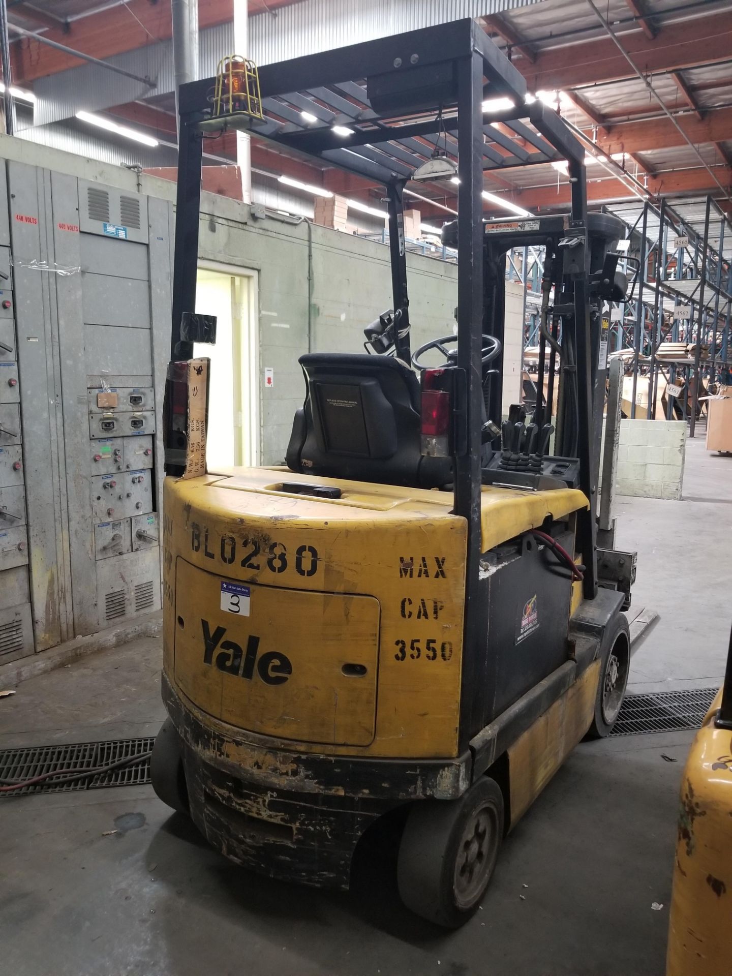 YALE ELECTRIC FORKLIFT WITH CHARGER - Image 3 of 3