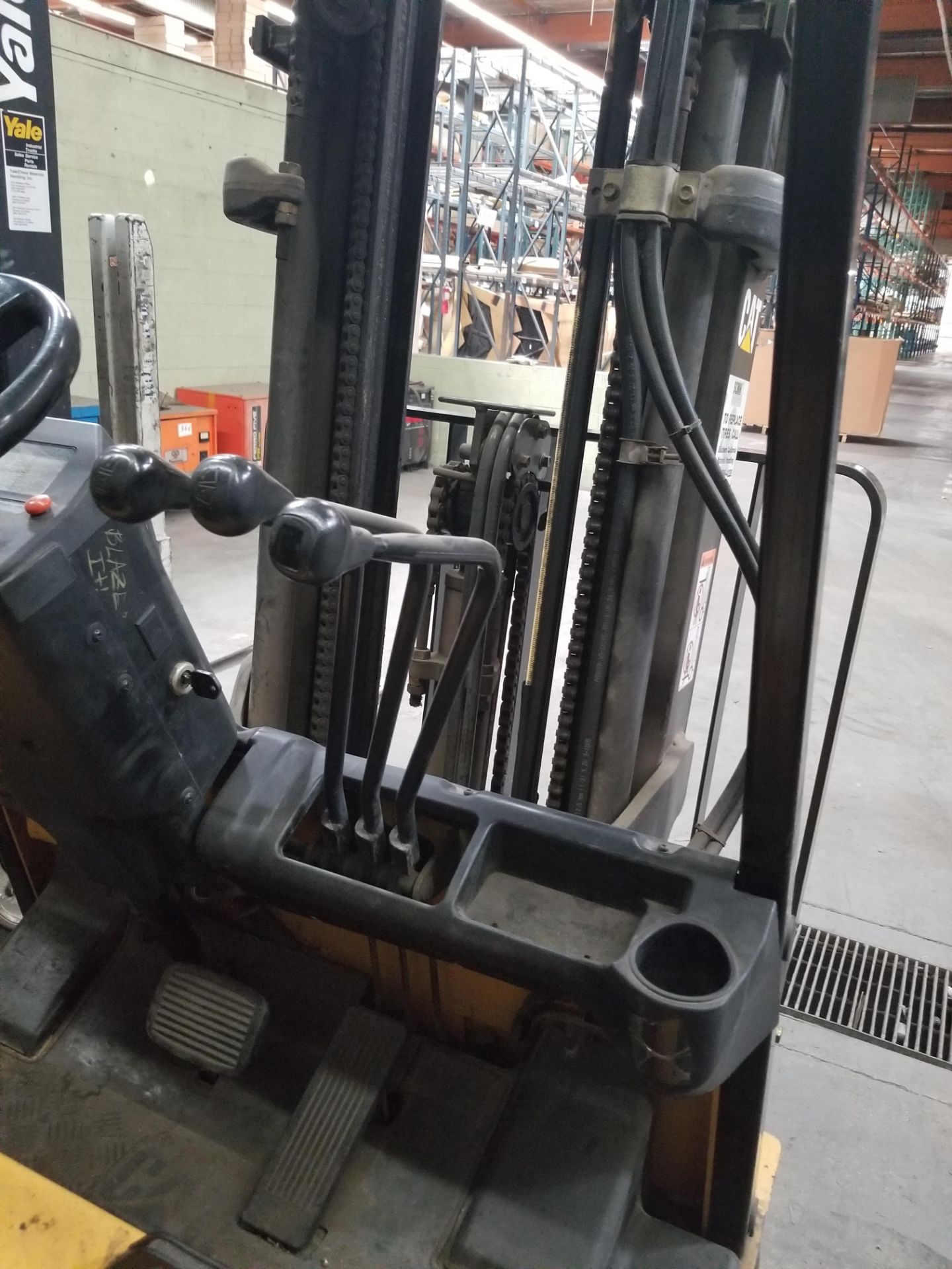 CATERPILLAR EP20KT FORKLIFT WITH CHARGER - Image 3 of 4