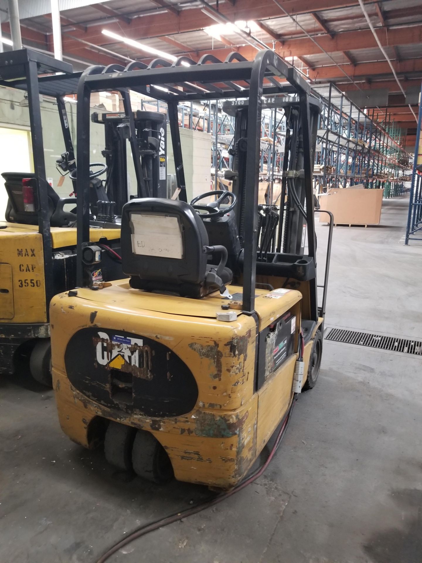 CATERPILLAR EP20KT FORKLIFT WITH CHARGER - Image 2 of 4