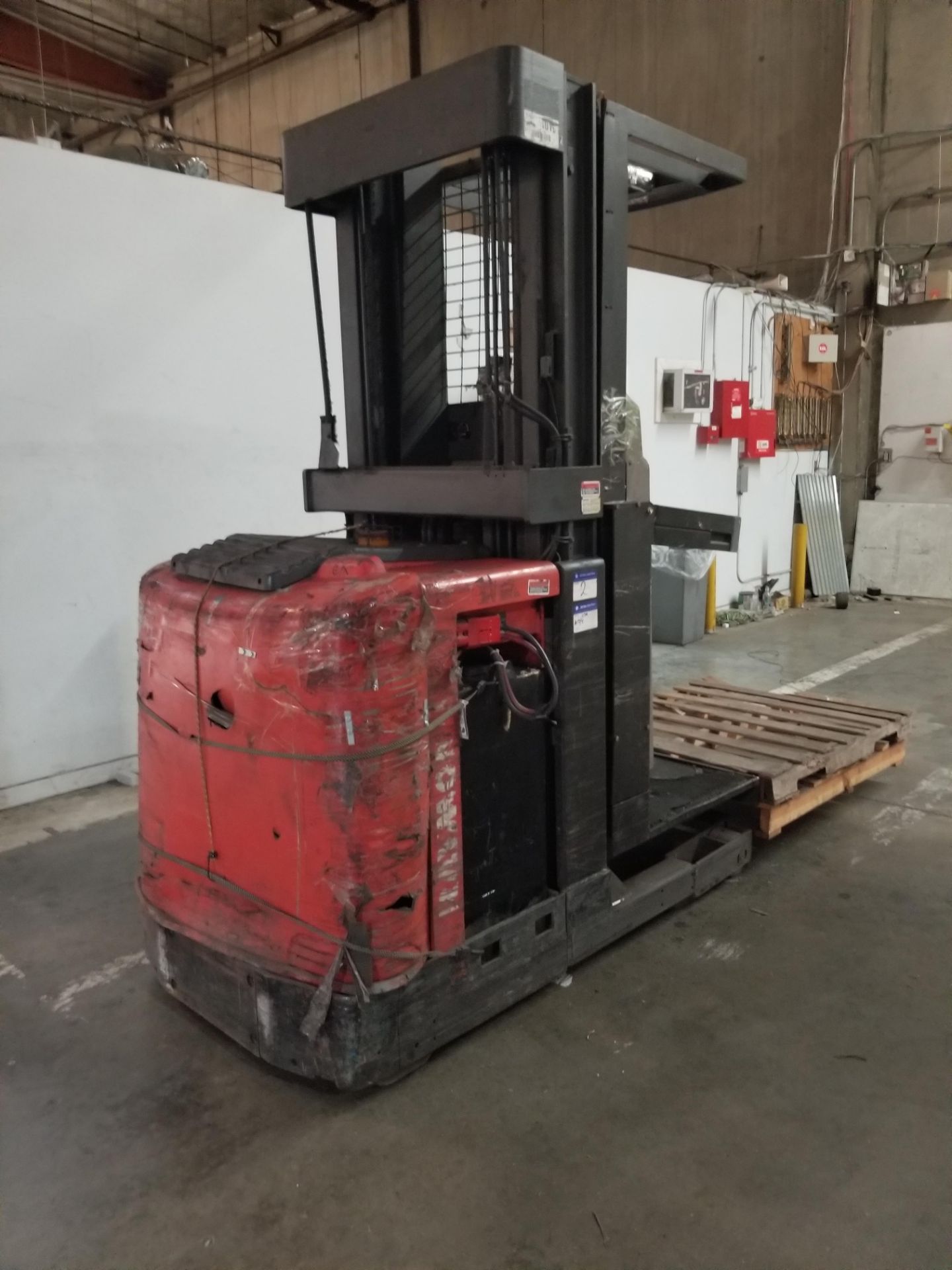 RAYMOND STAND UP ORDER PICKER OPC 30TT W/ CHARGER - F1 - Image 2 of 3