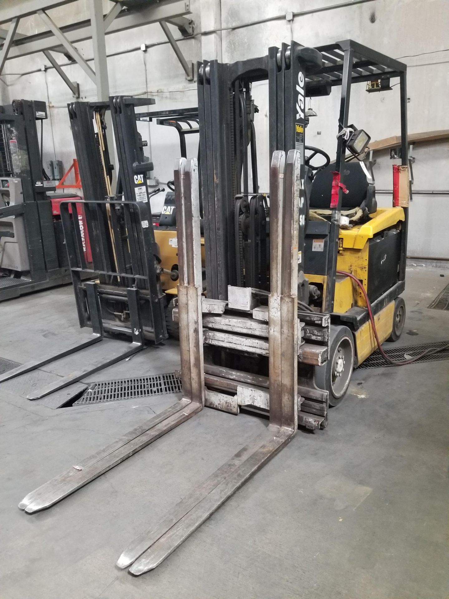 YALE ELECTRIC FORKLIFT WITH CHARGER - Image 2 of 3