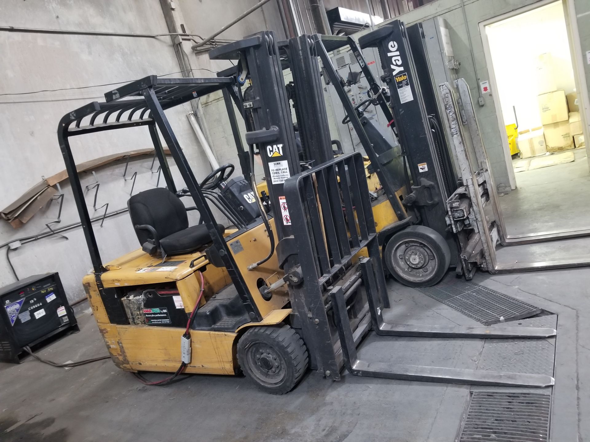 CATERPILLAR EP20KT FORKLIFT WITH CHARGER