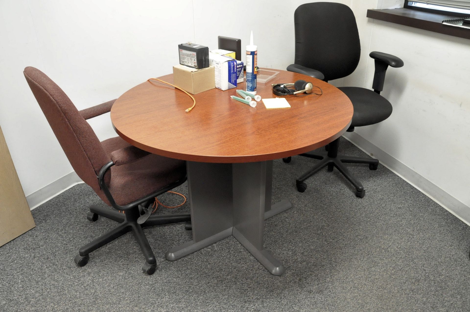 Lot-(1) Desk, (3) Chairs and (3) Bookcases (1) Round Table in (1) Offices, (1st Floor Offices) - Image 4 of 5