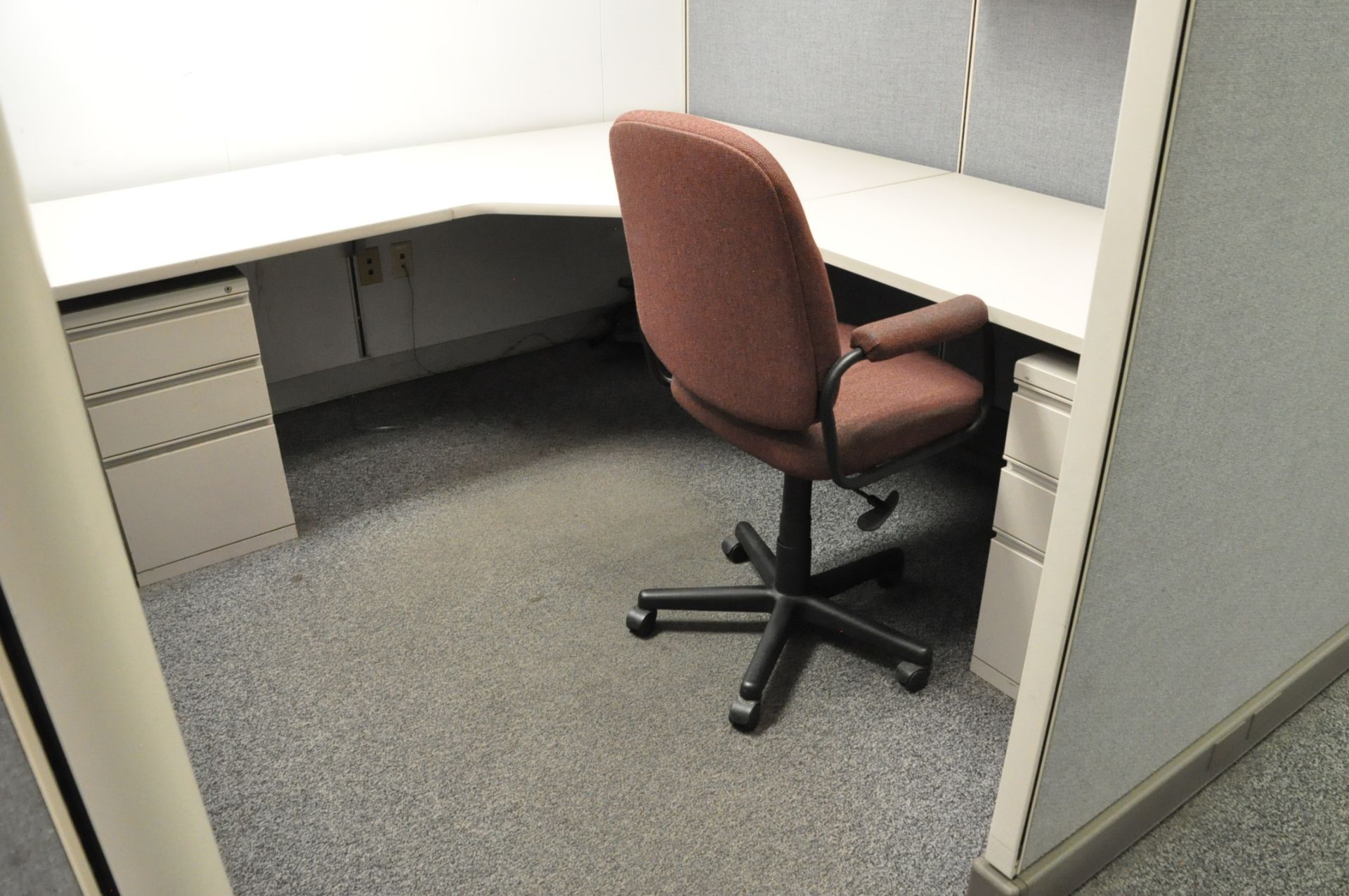 Lot-5 Station Cubicle Partition Work System Complete with White File Drawers,(Contents Not Included) - Image 4 of 6