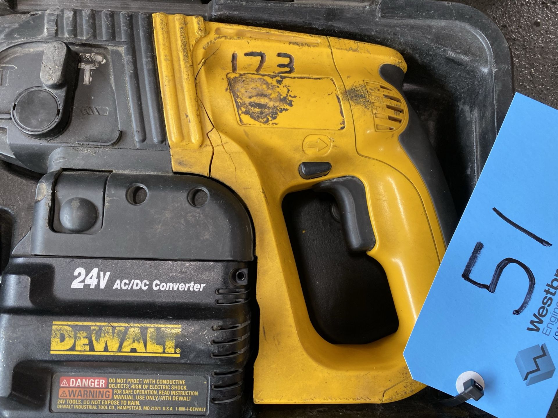 Dewalt model DW005 7/8" rotary hammer drill 24 volt / 110 volt (cracked housing) - Image 2 of 2