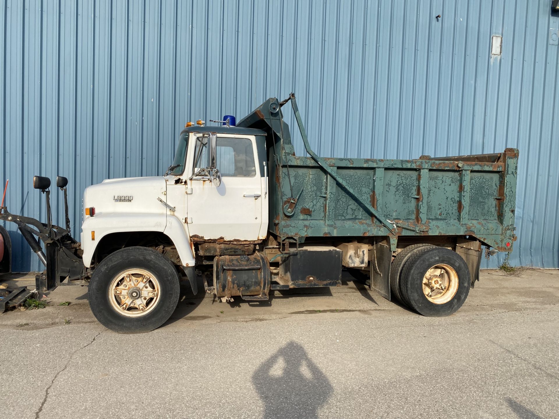 FORD L8000, DIESEL DUMP TRUCK W/SNOW PLOW (NOT CERTIFIED FOR ROAD USE) - Image 2 of 18