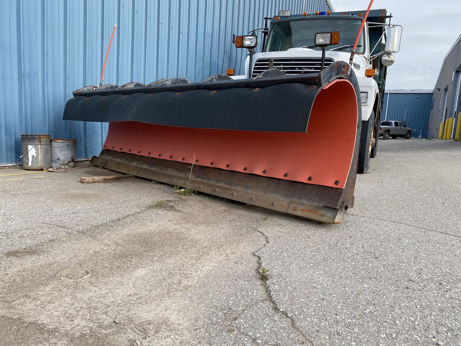 FORD L8000, DIESEL DUMP TRUCK W/SNOW PLOW (NOT CERTIFIED FOR ROAD USE) - Image 15 of 18
