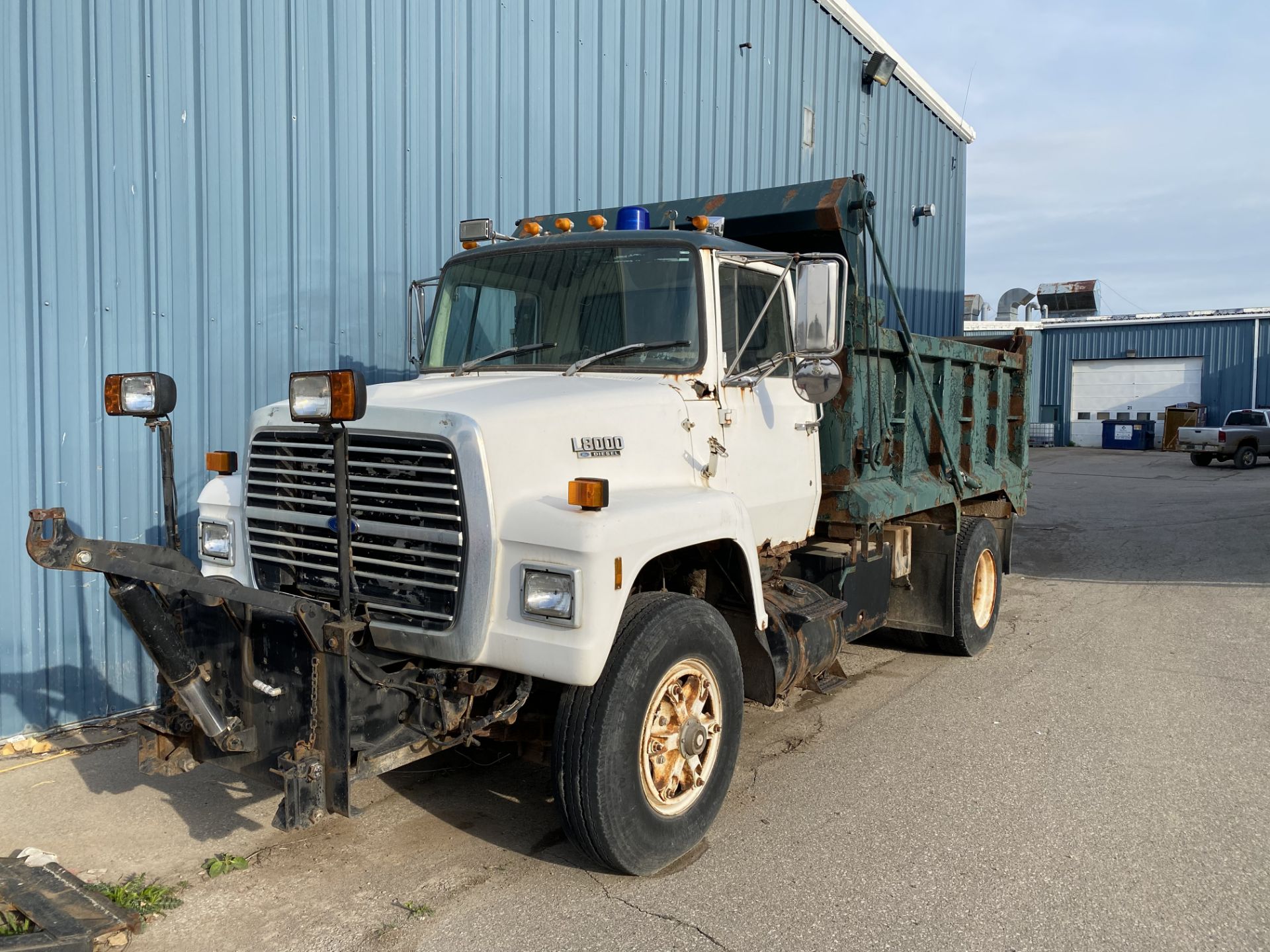 FORD L8000, DIESEL DUMP TRUCK W/SNOW PLOW (NOT CERTIFIED FOR ROAD USE)