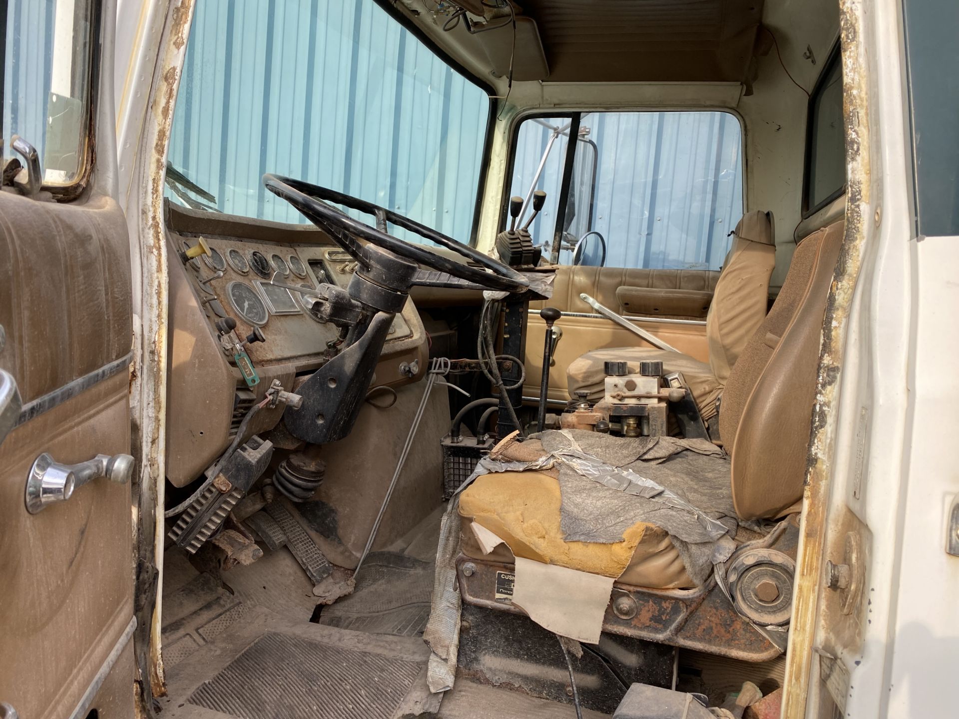 FORD L8000, DIESEL DUMP TRUCK W/SNOW PLOW (NOT CERTIFIED FOR ROAD USE) - Image 6 of 18