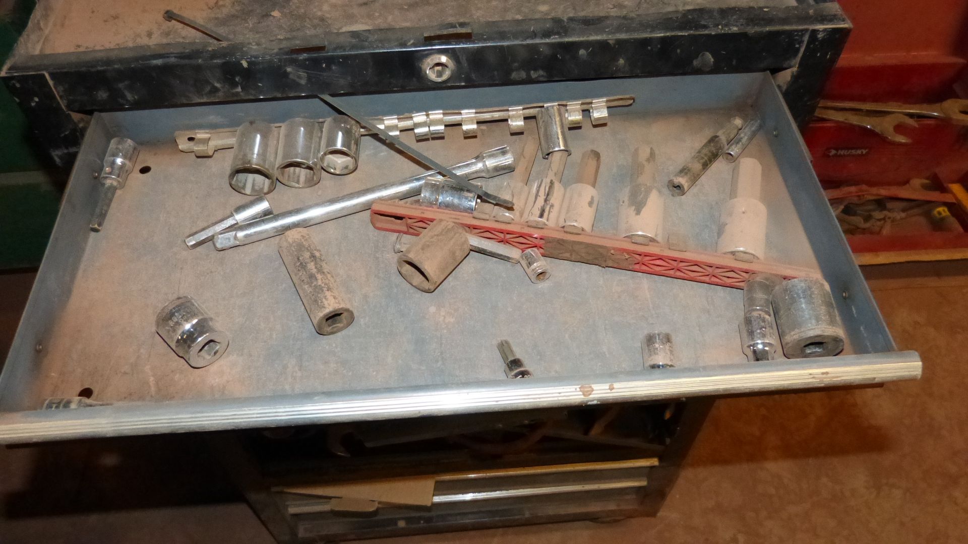 MECHANICS TOOL BOX & CONTENTS - Image 5 of 6