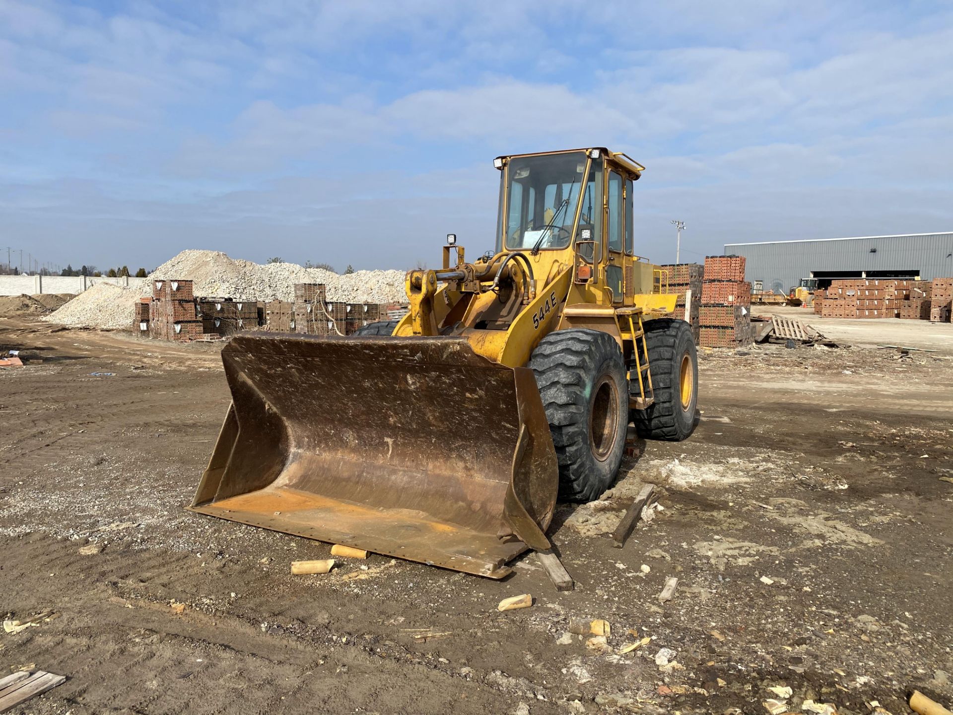 JOHN DEERE 544E WHEEL LOADER, 120 HP, 23,600 LB OPERATING WEIGHT, 2 YARD BUCKET, ENCLOSED CAB W/ - Image 2 of 17