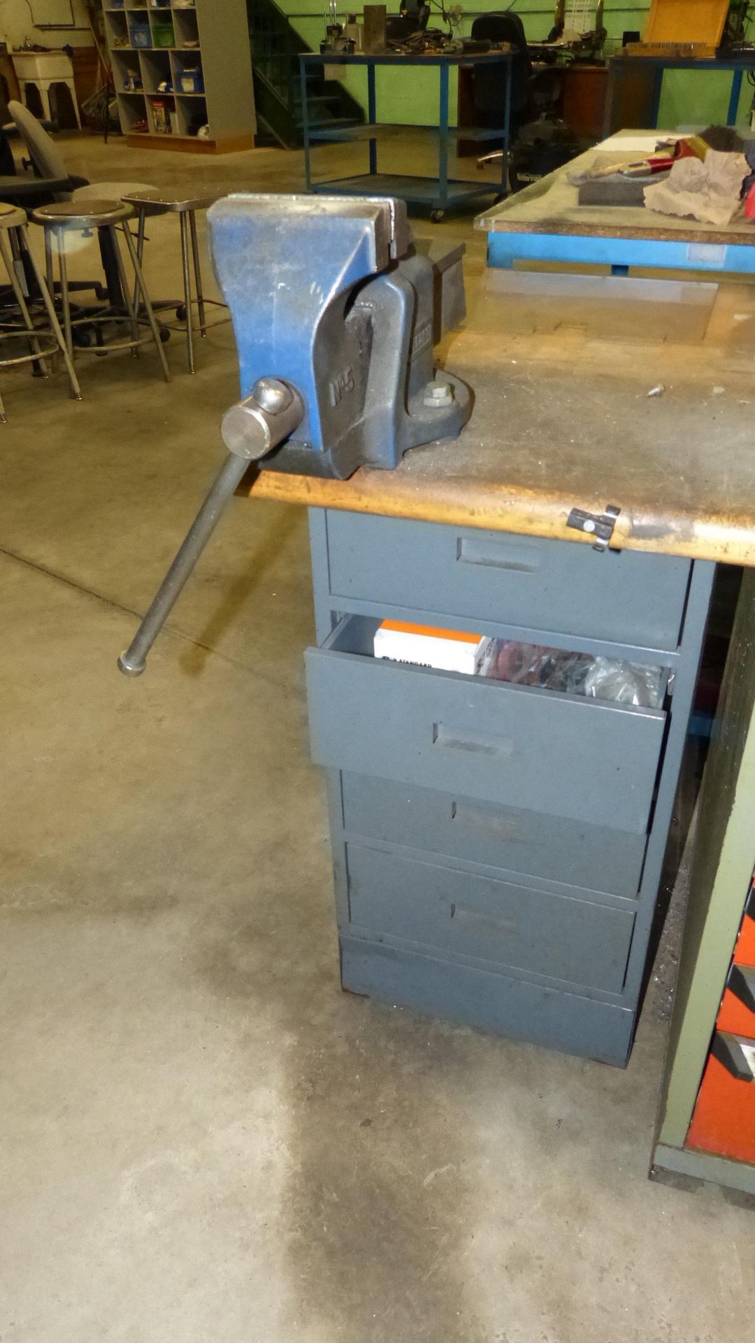 WOOD TOP SHOP TABLE W/METAL BASE, CABINETS, AND VISE (GREEN/ORANGE CABINET NOT INCLUDED) - Image 2 of 3