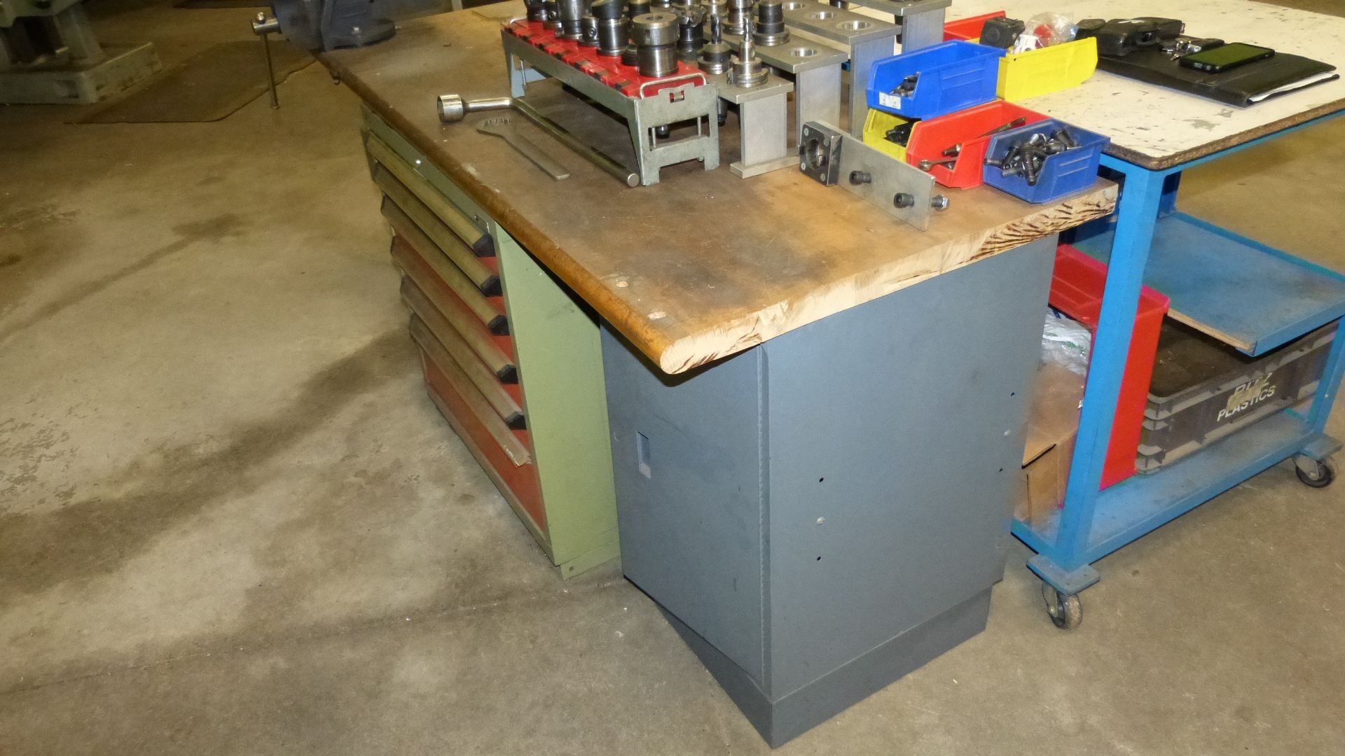 WOOD TOP SHOP TABLE W/METAL BASE, CABINETS, AND VISE (GREEN/ORANGE CABINET NOT INCLUDED) - Image 3 of 3