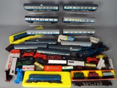 Traing Hornby, Others - A collection of unboxed OO gauge freight and passenger rolling stock,
