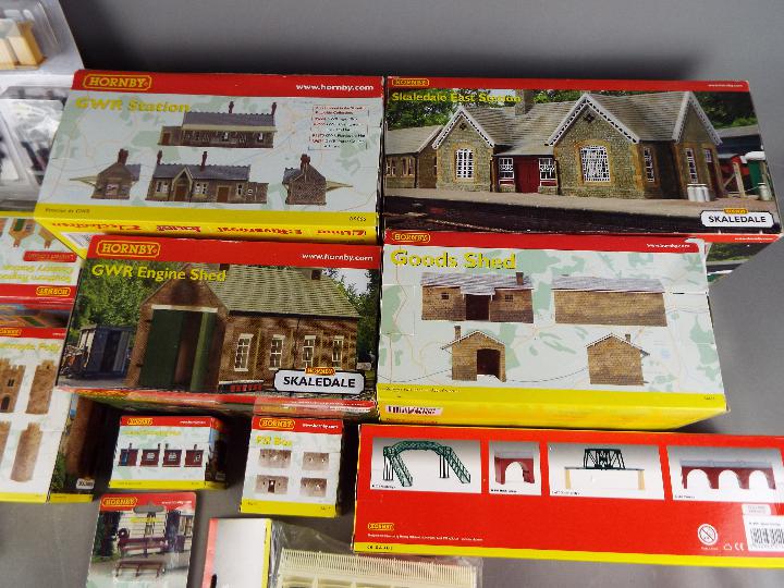 Hornby, Hornby Skaledale - 13 boxed / carded items of OO gauge scenic accessories from Hornby. - Image 2 of 4