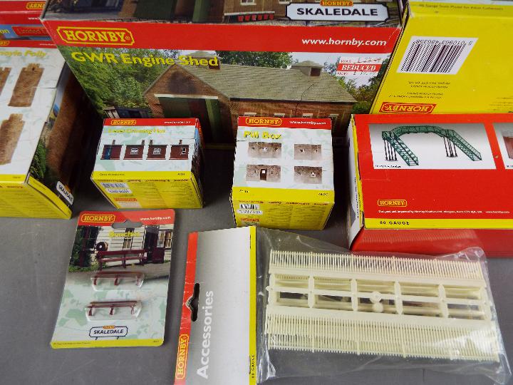 Hornby, Hornby Skaledale - 13 boxed / carded items of OO gauge scenic accessories from Hornby. - Image 4 of 4