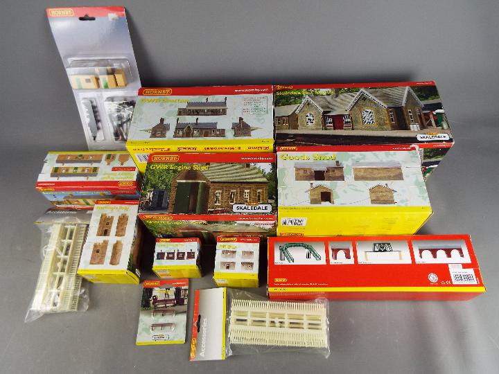 Hornby, Hornby Skaledale - 13 boxed / carded items of OO gauge scenic accessories from Hornby.