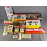 Hornby, Hornby Skaledale - 13 boxed / carded items of OO gauge scenic accessories from Hornby.