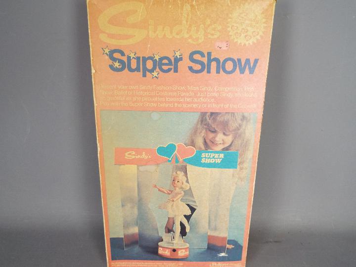 Pedigree Sindy - A Pedigree Sindy 1970's Super Show play set in box. - Image 4 of 4