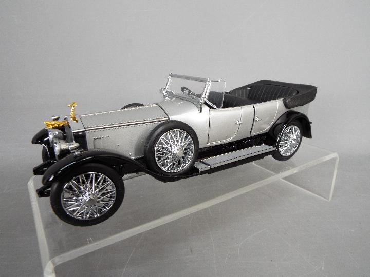 Franklin Mint - A boxed 1:24 scale 1925 Rolls Royce Silver Ghost by Franklin Mint. - Image 3 of 4