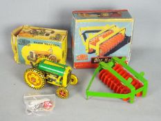 Mettoy Playthings - A boxed Mettoy Playthings Mechanical Farm Tractor #6435.