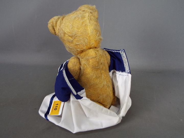 JK Farnell - An unmarked vintage mohair teddy bear believed to be by JK Farnell circa 1950. - Image 4 of 4