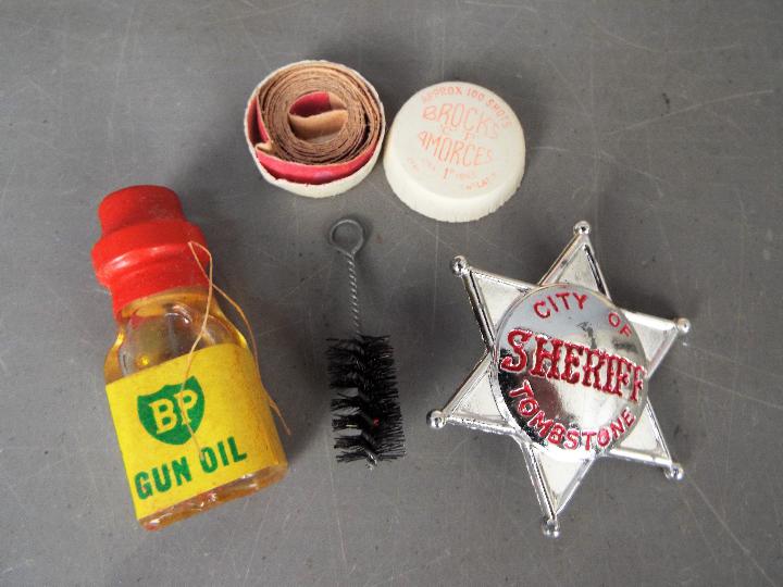 BCM (Derby), Cap Guns - A vintage boxed 'Outlaw Guns' toy cap gun set by BCM. - Image 4 of 5