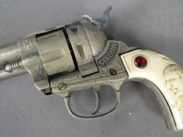 BCM (Derby), Cap Guns - A vintage BCM (Derby) diecast toy 'Sixgun' cap gun. - Image 4 of 5
