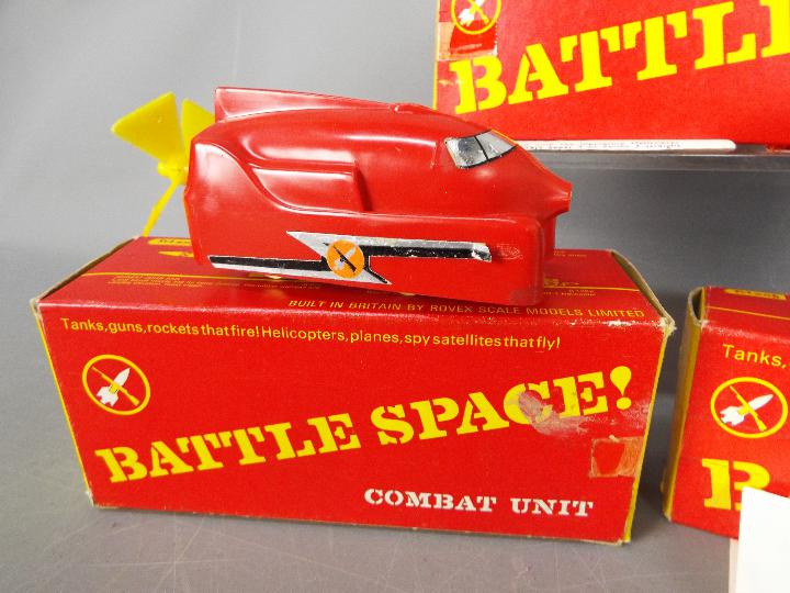 Triang Hornby - A trio of boxed Hornby OO Gauge 'Battle Space' accessories. - Image 2 of 4