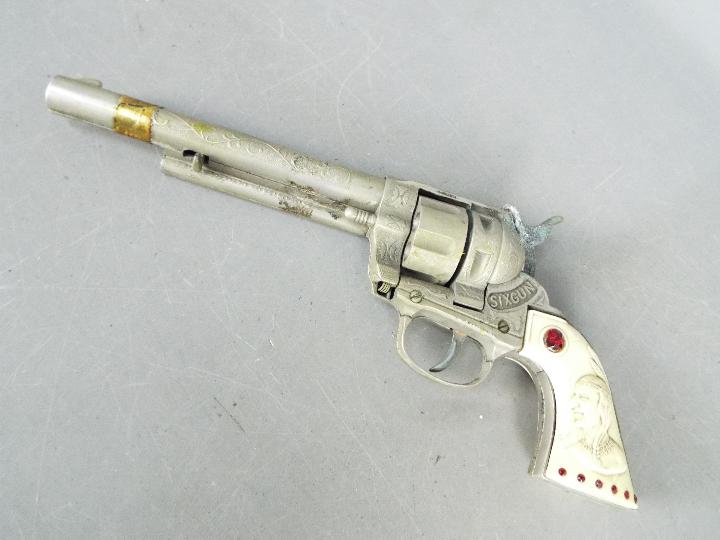 BCM (Derby), Cap Guns - A vintage BCM (Derby) diecast toy 'Sixgun' cap gun. - Image 3 of 5