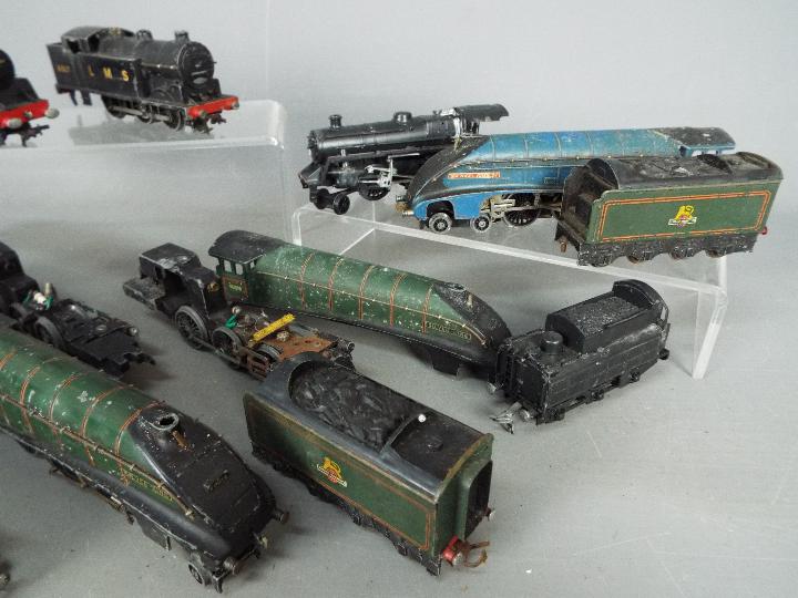 Hornby Dublo - Five unboxed Hornby Dublo 3-rail locomotives together with a group of unboxed parts - Image 3 of 5