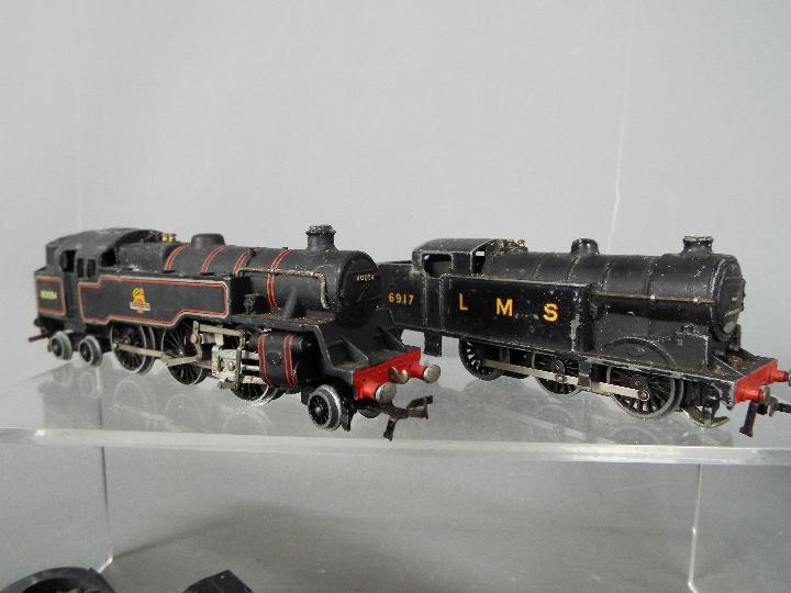 Hornby Dublo - Five unboxed Hornby Dublo 3-rail locomotives together with a group of unboxed parts - Image 4 of 5