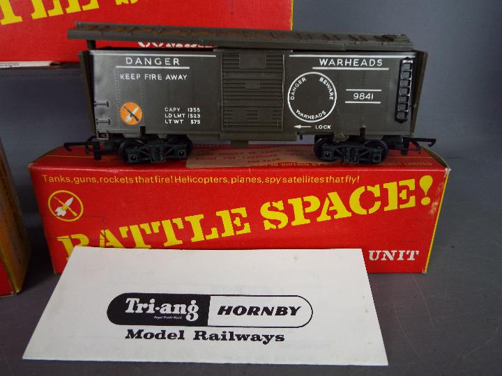 Triang Hornby - A trio of boxed Hornby OO Gauge 'Battle Space' accessories. - Image 3 of 4