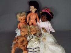 Palitoy, Jesmar (Spain), Others - An unboxed group of six vintage dolls in various sizes.