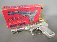 JE Stevens & Co.,Cap Guns - A rare boxed 1940's Jet Jr cap gun by JE Stevens of Connecticut (USA).