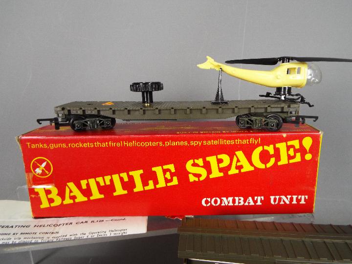 Triang Hornby - A trio of boxed Hornby OO Gauge 'Battle Space' accessories. - Image 4 of 4