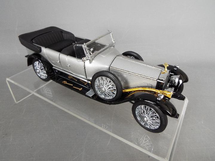 Franklin Mint - A boxed 1:24 scale 1925 Rolls Royce Silver Ghost by Franklin Mint. - Image 4 of 4