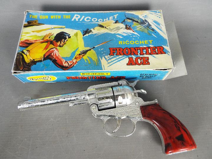 Lone Star, Crescent, Cap Guns - A collection of three boxed vintage toy cap guns. - Image 3 of 5