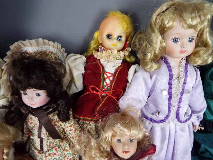 World Gallery, Others - An unboxed collection of dolls, - Image 5 of 5