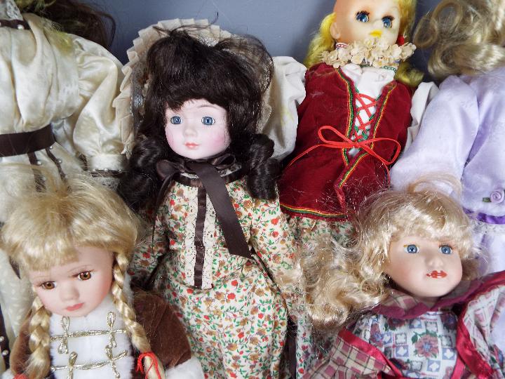 World Gallery, Others - An unboxed collection of dolls, - Image 3 of 5