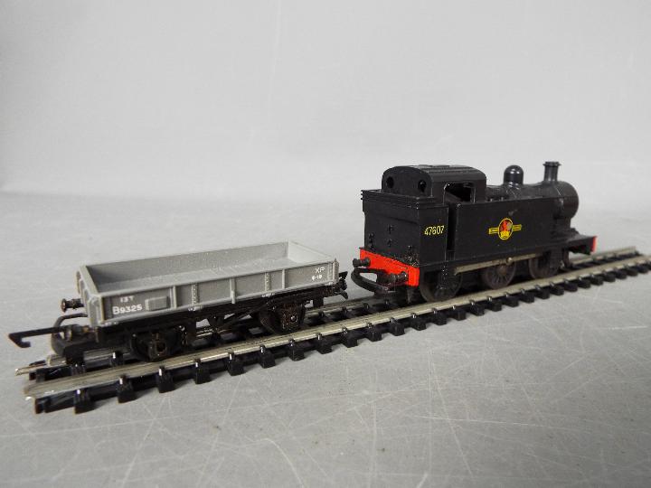 Triang - A boxed Triang T4 TT gauge Electric Train Set, with two unboxed accessories. - Image 5 of 7
