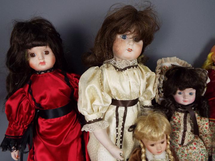World Gallery, Others - An unboxed collection of dolls, - Image 2 of 5