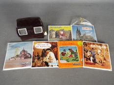 Viewmaster - An unboxed vintage Bakelite Viewmaster which appears in Good condition with a small
