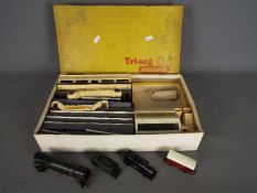 Triang - A boxed Triang T31 Station Set which contains a platform building, ramps, stairs,